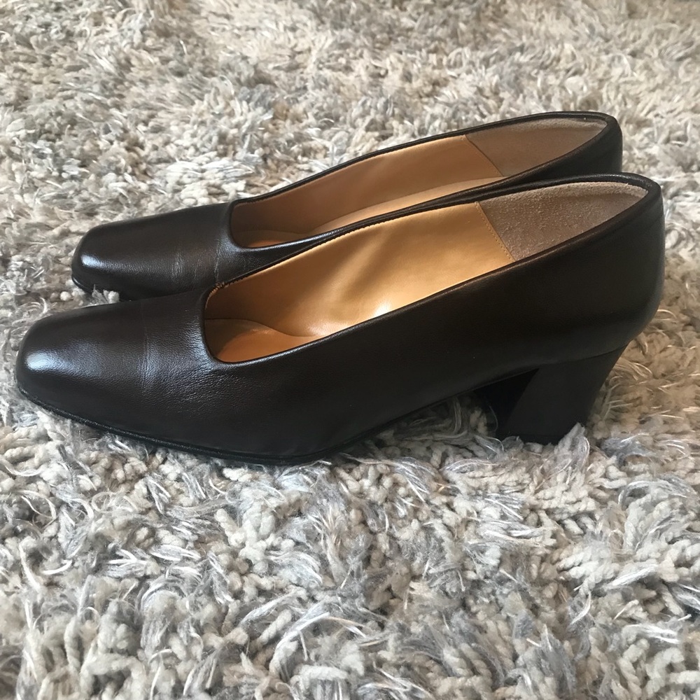 Brown Two Lips pumps